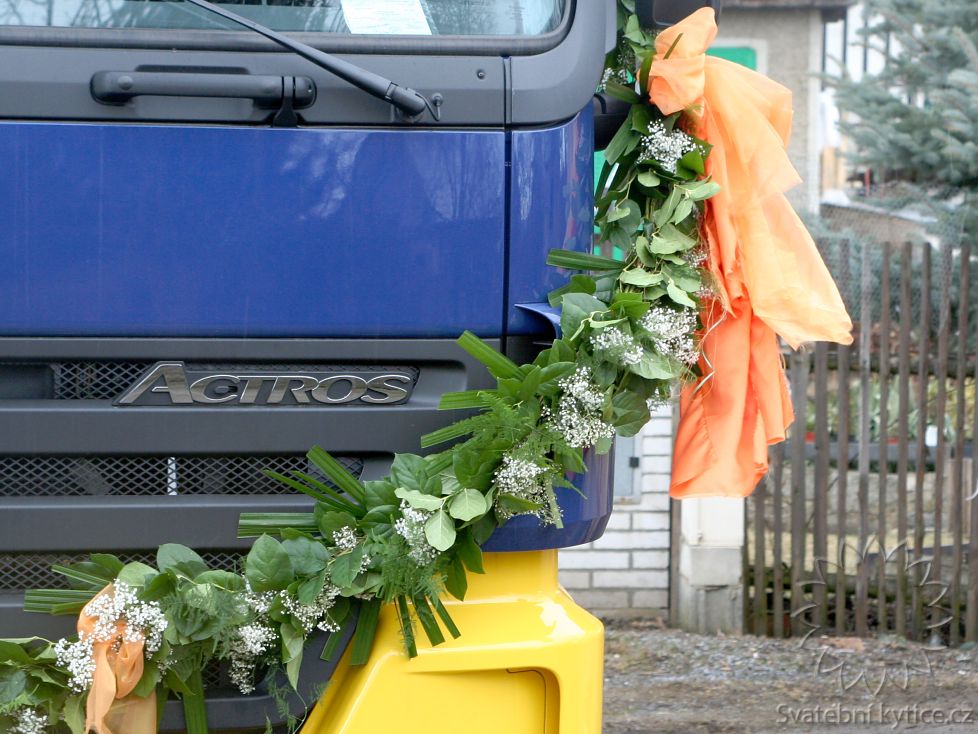 Dekorace na svatební auto